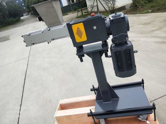 เครื่องอัดรีดสกรูคู่แบบหมุนด้านวัสดุ D2 สำหรับเครื่องอัดรีด WPC